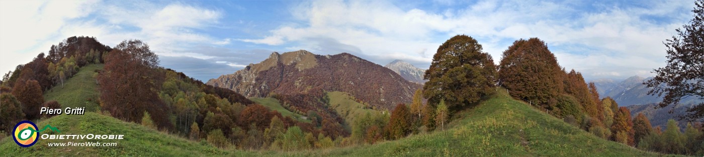 35 Colletto di Redondello a dx (1400 m), Due Mani al centro (1656 m), Cima di Muschiada a sx (1458 m).jpg